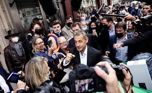 L'ancien président Nicolas Sarkozy prend un bain de foule à son arrivée à une séance de dédicace de son dernier livre, à Paris le 2 octobre 2021.