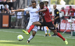 ici face au Guingampais Marcus Coco, le défenseur Kenny Lala fait partie des dix recrues du promu alsacien (en Ligue 1) du Racing club de Strasbourg en cet été 2017.