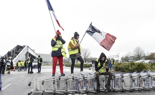 Des «gilets jaunes» bloquent un centre commercial près de Nantes, le 9 mars 2019.