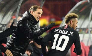 Thomas Tuchel félicite Neymar après son but à Belgrade, le 11 décembre 2018.