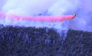 La baisse des températures et des vents moins violents ont permis dimanche aux pompiers du sud de l'Australie de maîtriser une grande partie des feux de brousse qui font rage dans la région depuis une semaine, propagés par une vague de chaleur exceptionnelle.