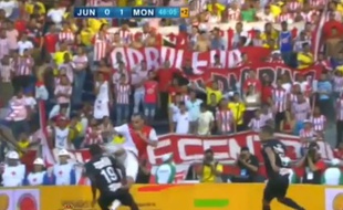 L'attaquant monégasque Dimitar Berbatov inscrit une reprise de volée, contre l'Atletico Junio, le 20 juillet 2014 à Barranquilla