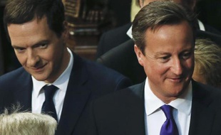 Le chancelier de l'Echiquier George Osborne et le Premier ministre britannique David Cameron le 27 mai 2015 à la Chambre des Lords à Londres