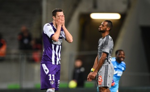 L'attaquant du TFC Aleksandar Pesic semble dépité lors de la défaite à domicile de Toulouse face à l'Olympique de Marseille (1-6), le 6 mars 2015 en Ligue 1.