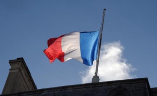Le drapeau français sur le palais de l'Elysée le 11 janvier 2015
