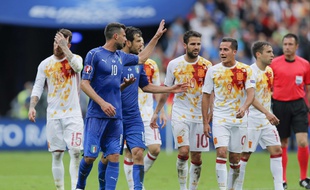 Thiago Motta s'embrouille avec ses adversaires lors du 8e de finale de l'Euro Italie-Espagne, le 27 juin 2016 au Stade de France.