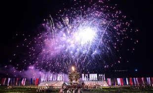 Spectacle pyrotechnique donné à la fin de la commémoration des 200 ans de la bataille de Waterloo, le 18 juin 2015 à Waterloo, en Belgique