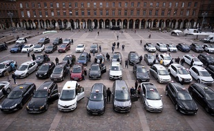 Les taxis toulousains ont rendu un bruyant hommage aux soignants, mardi soir sur la place du Capitole.