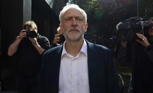 Jeremy Corbyn, le nouveau leader du Labour, quitte le siège de son parti à Londres, le 14 septembre 2015