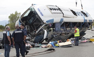 Vidauban, le 02-09-2012. Un autocar roumain revenant d'Espagne s'est renversé sur l'A8, faisant un mort.