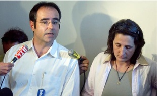 Le 22 août 2006, le couple Courjault dénonce une manipulation. Deux mois plus tard, Véronique avoue en garde à vue.