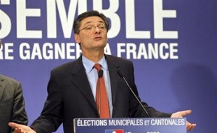 Une UMP "plus en phase" avec l'électorat: c'est ce qu'a promis son secrétaire général Patrick Devedjian, au lendemain de la sévère défaite subie par le parti présidentiel où des voix s'élèvent pour demander de "rectifier le tir".
