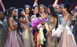 Catriona Gray, couronnée Miss Univers 2018 à Bangkok (Thaïlande) le 17 décembre 2018, entourée par d'autres candidates.