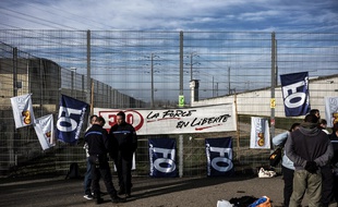 Les surveillants pénitentiaires ont bloqué plusieurs prisons pour protester contre leurs conditions de travail.