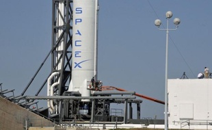La société américaine Space Exploration Technologies (ou SpaceX) est la première entité privée à avoir réussi à arrimer vendredi une capsule à la Station spatiale internationale (ISS), avec l'arrivée de son vaisseau Dragon à l'avant-poste orbital.