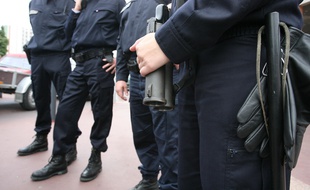 Policiers armés (illustration). .