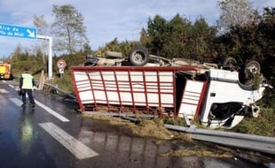 Sur le site d'un accident de la route, le 18 octobre 2014, près de la ville pyrénéenne de Saint-Laurent-de-Neste