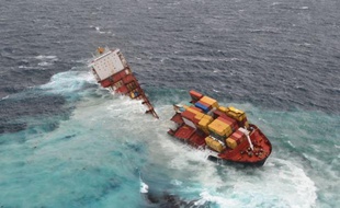Un cargo échoué depuis trois mois sur un récif néo-zélandais s'est brisé en deux sous l'effet de la tempête, ravivant les craintes d'une pollution pétrolière, a-t-on appris dimanche auprès des autorités maritimes.