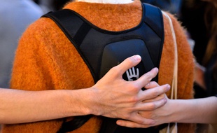 Le sac à dos Subpac, qui émet des vibrations pour retransmettre la musique.