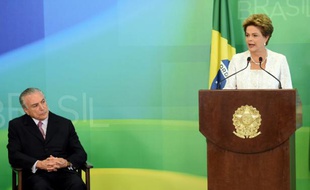 La présidente brésilienne, Dilma Rousseff, et le vice-président Michel Temer (g), le 2 octobre 2015 à l'annonce d'un profond remaniement du gouvernement