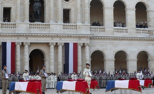 Les treize cercueils des soldats morts au Mali ont été disposés dans la cour d'honneur des Invalides pour un dernier hommage, le 2 décembre 2019.
