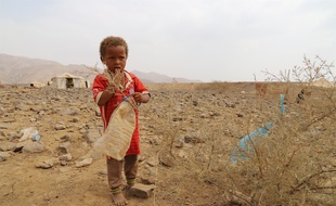 Un enfant dans un camp de déplacés au Yémen.