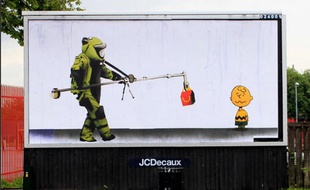 Bill Posters, devant une école primaire de Manchester.