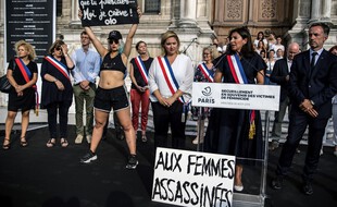 L'adjointe à la mairie de Paris en charge de l'égalité entre femmes et hommes, Hélène Bidard, et la maire de Paris, Anne Hidalgo, en août 2019.