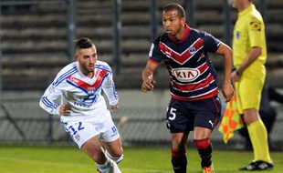 Mariano (à d.), le défenseur des Girondins contre Lyon, le 9 mars 2014.