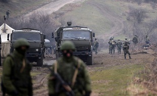 Des soldats russes patrouillent dans les environs de Perevalnoye, en Crimée. En Ukraine, l'armée russe fait tout pour être la plus discrète possible.