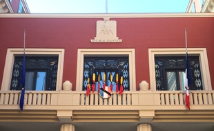 Devant la mairie de Nice.