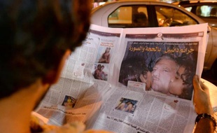 Un homme lit un article sur le pédophile espagnol grâcié par erreur par le roi du Maroc, le 5 août 2013 à Rabat