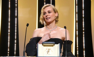L'actrice Diane Kruger recevant le prix d'interprétation féminine au 70e Festival de Cannes