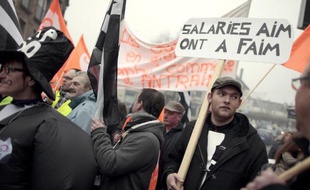 Des employés des abattoirs normands AIM manifestent le 6 janvier 2015 devant le tribunal de Coutances, dans la Manche