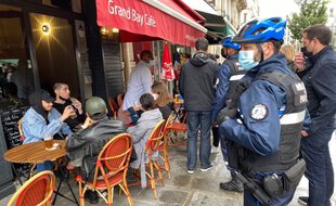 A Paris, ce 19 mai, les agents de sûreté de la mairie veillent à faire respecter les règles en vigueur concernant les terrasses éphémères