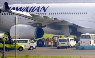 L'avion de la compagnie Hawaiian Airlines qui s'est posé en urgence à Tokyo le 18 juillet 2016.