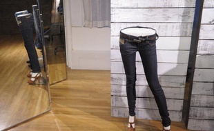 Une nouvelle méthode de production de jeans dévoilée mardi aux Etats-Unis par un ingénieur suisse permet d'utiliser jusqu'à 92% d'eau et 30% d'énergie en moins, et pourrait avoir des effets positifs sur l'environnement si elle était généralisée, selon son concepteur.