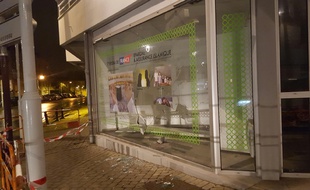 La vitrine brisée de la nouvelle agence, quartier Talensac à Nantes.