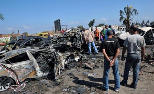 Cinq personnes, dont deux religieux sunnites libanais et un officier syrien, ont été inculpés vendredi pour le double attentat à la voiture piégée, il y a une semaine, à Tripoli, capitale du Liban-Nord, qui a fait 45 morts.