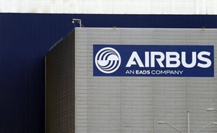 L'avionneur européen Airbus a affiché jeudi un carnet de 493 commandes nettes à la fin mai, stable depuis un mois, tandis que Boeing refait son retard à quelques jours du salon aéronautique du Bourget où s'annoncent de gros contrats.