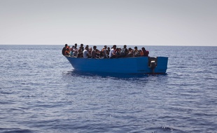 Des migrants sur une embarcation en bois au nord de la Libye lors d'une opération de sauvetage de SOS Méditerranée et MSF le 29 août 2017.