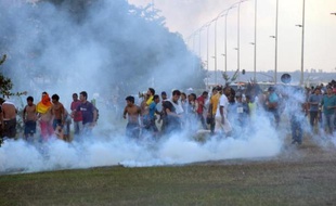 Des manifestants indiens et de mouvements sociaux protestent le 27 mai 2014 contre la Coupe du monde, aux abords du stade de Brasilia