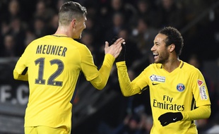 Neymar félicite Meunier après son but contre Rennes, en demi-finale de Coupe de la Ligue.