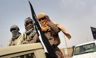 Des combattants du Mujao, près de l'aéroport de Gao, dans le nord du Mali, le 7 août 2012