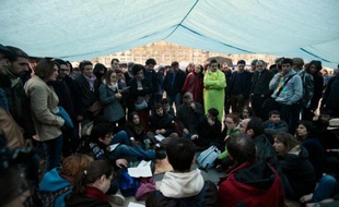 Des manifestants de "Nuit Debout" le 14 avril 2016 place de la République à Paris.