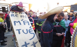 Manifestation, fin septembre, des pompiers du Nord contre le président du conseil départemental, Jean-René Lecerf, qui les a traités d'"armée mexicaine.