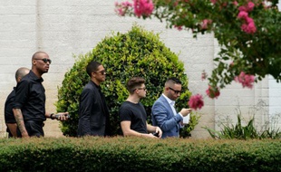 Des personnes lors des obsèques de victimes de la tuerie d'Orlando, le 17 juin 2016
