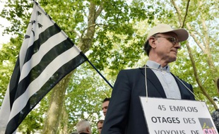 Un manifestant proteste pour demander aux syndicats d'arrêter le "blocage de l'économie et de l'emploi", à Nantes le 27 mai 2016