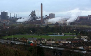 De la vapeur s'élève de l'acierie Tata à Port Talbot, dans le sud du Pays de Galles, le 18 janvier 2016