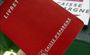 La Commission européenne a demandé jeudi à Paris d'étendre à toutes les banques de l'Hexagone la distribution du Livret A et du Livret Bleu, deux placements-vedette des Français actuellement réservés à trois banques.